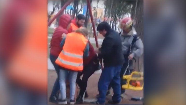 Quiso hacer una travesura y quedó atrapada en una hamaca de bebé