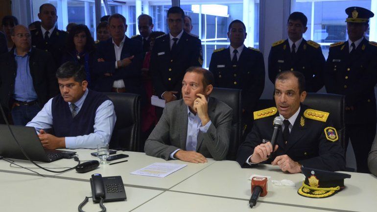 Desplazaron al policía condenado por apremios que sentaron junto al gobernador