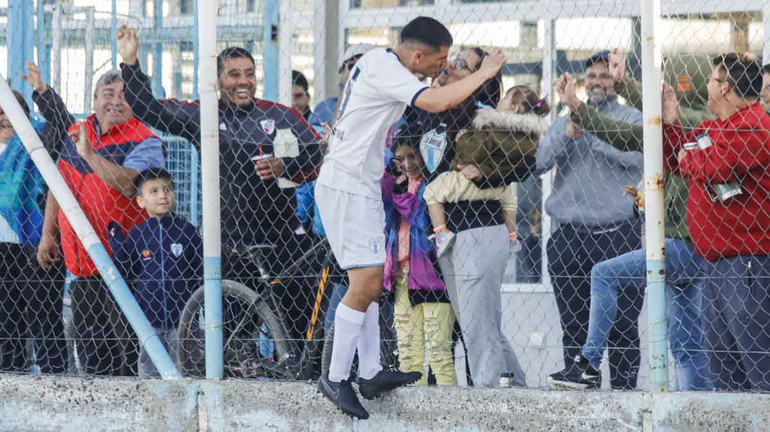 Como broche de oro, hay un piquito con su pareja Daniela ante el aplauso de los testigos. Un campeón.