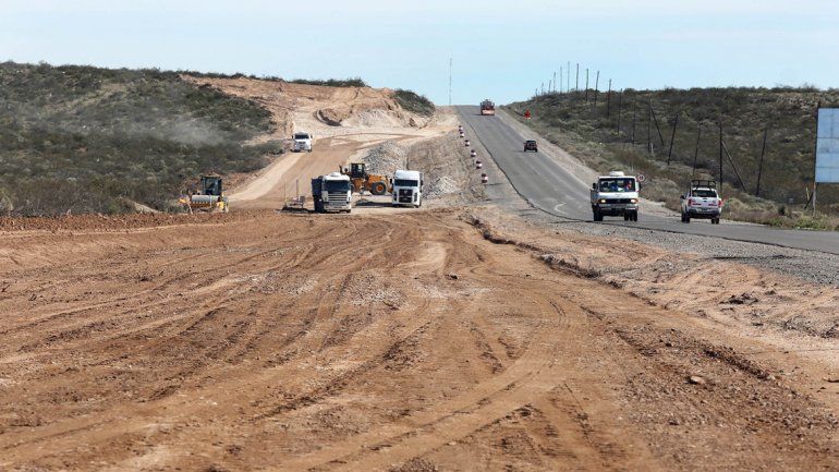 Las máquinas trabajan a paso firme en la Ruta 51. Cuando se terminen los cuatro carriles