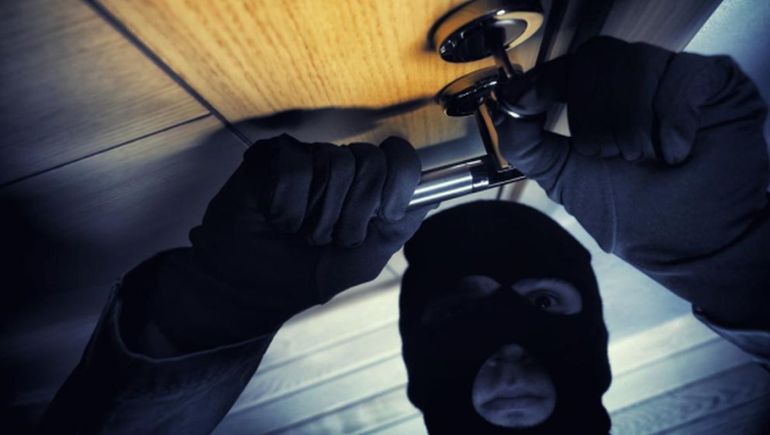 Dejar la llave girada por dentro puede transformarse en una ventaja para los ladrones y no en una defensa. Dejar la llave girada por dentro puede transformarse en una ventaja para los ladrones y no en una defensa.