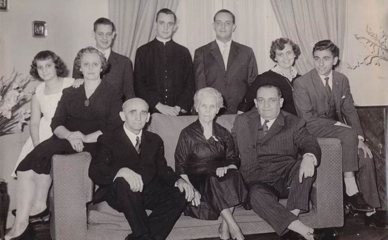 La familia Bergoglio posando para un retrato, en Buenos Aires, Argentina. La familia Bergoglio posando para un retrato, en Buenos Aires, Argentina.