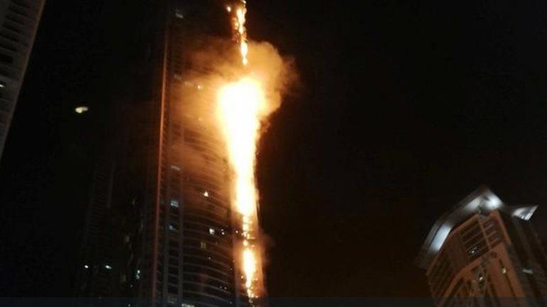 Un imponente incendio consumió parte de la Torre Antorcha de Dubai