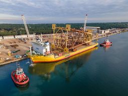 La plataforma de producción de Fénix pesará unas 4.800 toneladas, incluyendo los cuatro pilotes. La plataforma de producción de Fénix pesará unas 4.800 toneladas, incluyendo los cuatro pilotes.