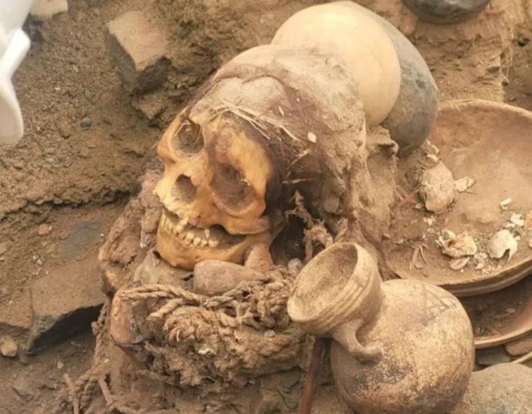 La momia estaba rodeada por un ajuar con cántaros, botellas decoradas y platos con restos de crustáceos, como cangrejos. La momia estaba rodeada por un ajuar con cántaros, botellas decoradas y platos con restos de crustáceos, como cangrejos.