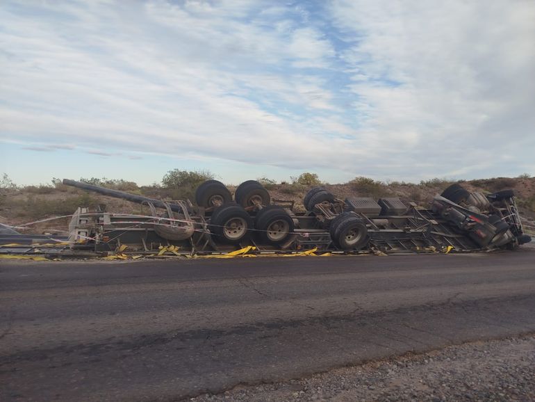 El camión volcó en Ruta 7 / Foto Gentileza