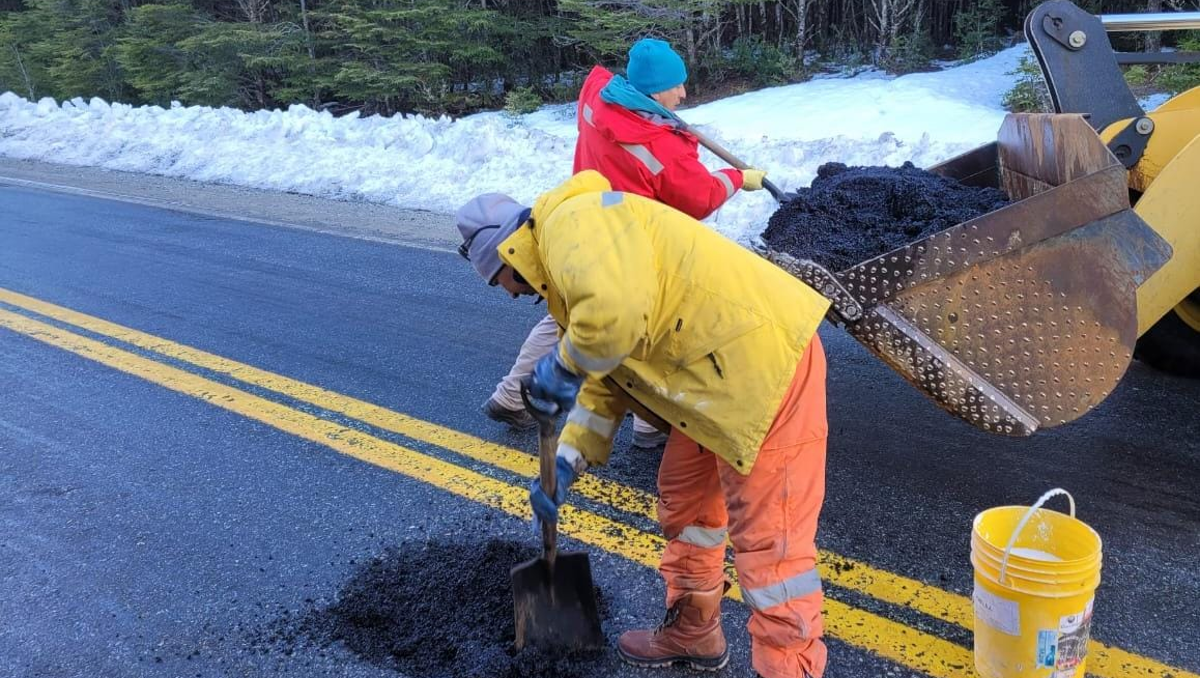 Vialidad bachea rutas deterioradas por la nieve en el interior