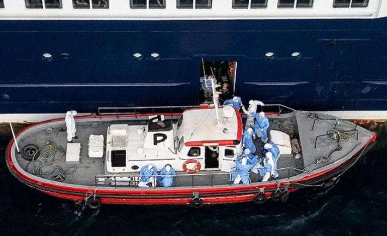 Momento en que salen varios evacuados del barco con hantavirus. Foto: AFP