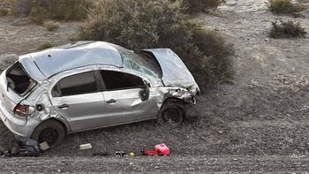 El vehículo se salió de la calzada de Ruta 40 y produjo un vuelco