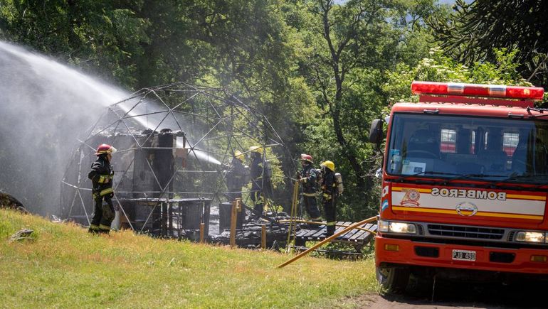 San Martín de los Andes: un incendió destruyó por completo un domo turístico