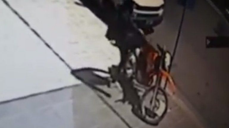 Dejó la moto estacionada, se la robaron y quedó registrado en las cámaras