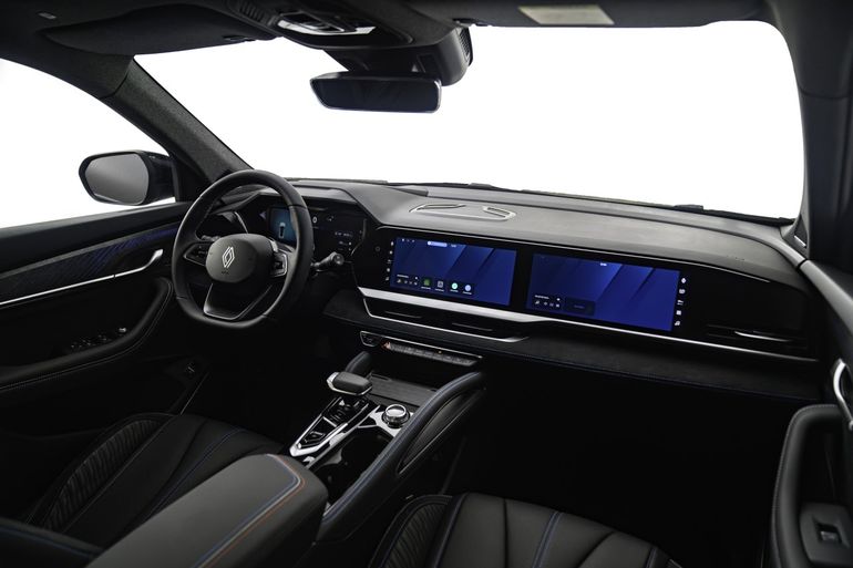 Los tres paneles de alta resolución de 12,3 pulgadas ofrecen una experiencia inmersiva tanto para el conductor como para los pasajeros. Foto: Renault Los tres paneles de alta resolución de 12,3 pulgadas ofrecen una experiencia inmersiva tanto para el conductor como para los pasajeros. Foto: Renault