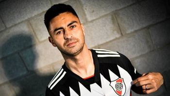pity martinez presento la nueva camiseta suplente de river pity martinez presento la nueva camiseta suplente de river