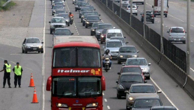 Estalló el verano: 40 autos por minuto rumbo a la costa