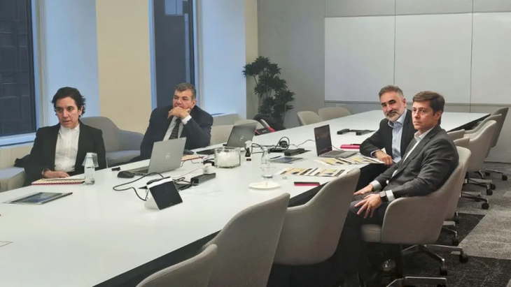 El ministro de Economía de Neuquén Koenig y la secretaria Pogliano estuvieron con el Santader Bank. El ministro de Economía de Neuquén Koenig y la secretaria Pogliano estuvieron con el Santader Bank.