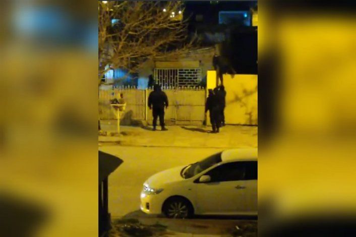 Video: policías en acción buscan por los techos a dos ladrones