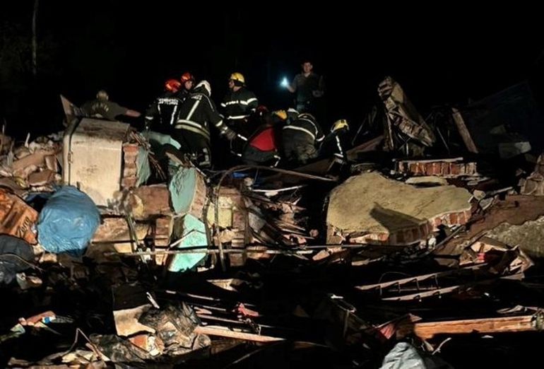 Una casa quedó completamente destruida por el paso del tornado y los dueños fueron internados con politraumatismos. Una casa quedó completamente destruida por el paso del tornado y los dueños fueron internados con politraumatismos.