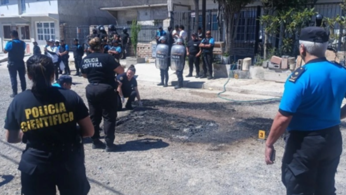 Los rastros de la quema de gomas y un sillón frente a la casa del padre de Elías, el bebé trágicamente fallecido en septiembre en Puerto Madryn.