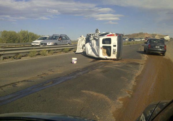 Cañadón de las Cabras: volcó una camioneta y provocó un caos