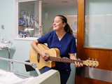 Un canto a la vida: el admirable trabajo de Bea en el hospital