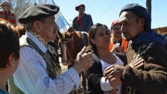 Cálida bienvenida en San Martín al jinete que vino desde Bragado