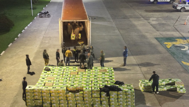 El cargamento dio positivo para cocaína de alta pureza. El peso total incautado ascendió a 444