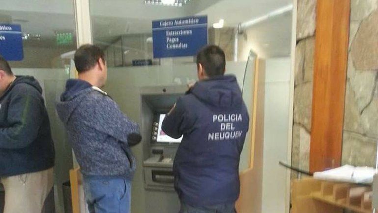 El clonador de tarjetas fue descubierto en un cajero del Banco Patagonia.