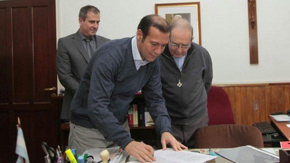 Omar Gutiérrez y el obispo Virginio Bressanelli firmaron el convenio.