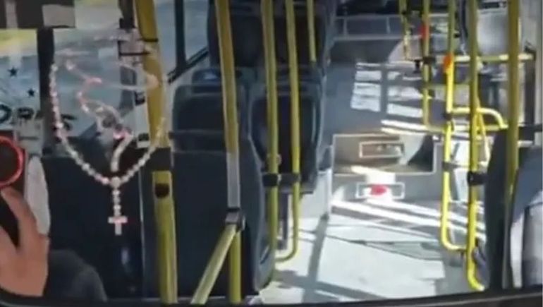 El hombre registró con su celular cómo el timbre sonó solo mientras el colectivo estaba vacío.