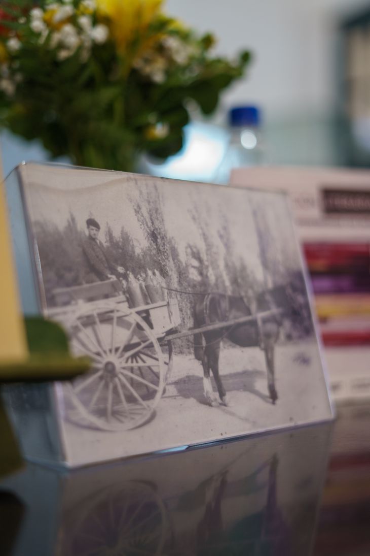 Francisco Gracia Santolaria y su carro en la chacra de Plottier. Foto: gentileza Francisco Gracia Santolaria y su carro en la chacra de Plottier. Foto: gentileza