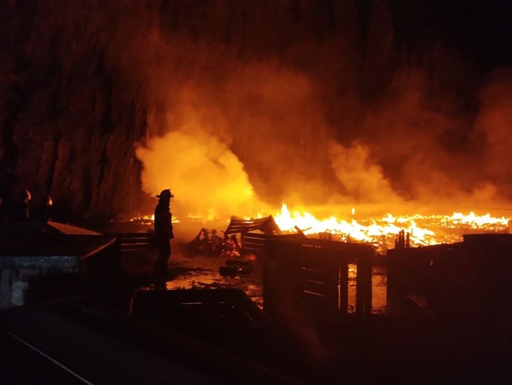 Los bomberos trabajaron más de seis horas para poder controlar totalmente las llamas. Los bomberos trabajaron más de seis horas para poder controlar totalmente las llamas.