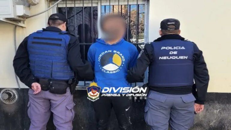 Detuvieron a un joven por agredir y robarle el arma a una policía