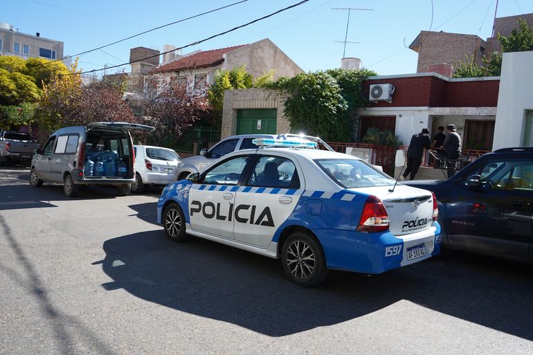Los policías fueron los primeros en ingresar a la casa para verificar que no estuvieran los ladrones.