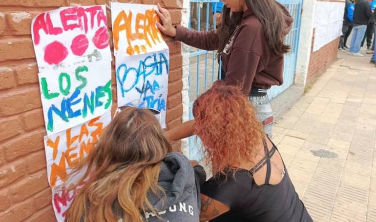 Tras los incidentes en la reunión con la directora, este martes 14 de abril los padres se manifestaron frente a la escuela: exigen que vaya el ministro de Educación de Chubut. Tras los incidentes en la reunión con la directora, este martes 14 de abril los padres se manifestaron frente a la escuela: exigen que vaya el ministro de Educación de Chubut.