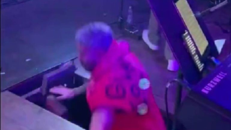 El cantante de Dale Q Va sufrió un accidente en el escenario