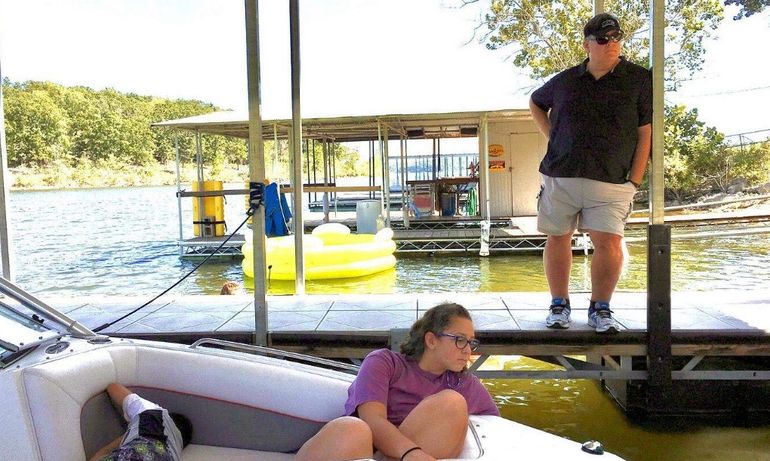 Olivia Copeland, en una foto junto a su padre Michael Copeland, exalcalde que murió en el año 2020. Olivia Copeland, en una foto junto a su padre Michael Copeland, exalcalde que murió en el año 2020.