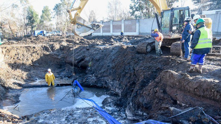 El agua se hace esperar: trabajarán toda la noche para arreglar el acueducto