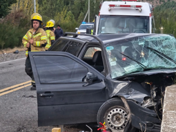 violento choque en ruta 40: un auto se incrusto en el puente y el conductor fue trasladado al hospital violento choque en ruta 40: un auto se incrusto en el puente y el conductor fue trasladado al hospital