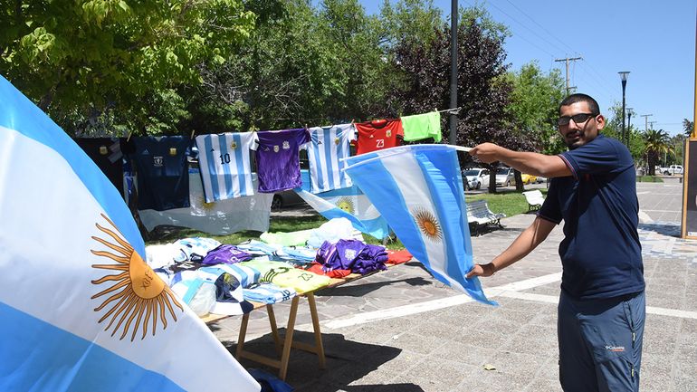 Furor por las camisetas del Dibu y Julián Álvarez en la previa de la final
