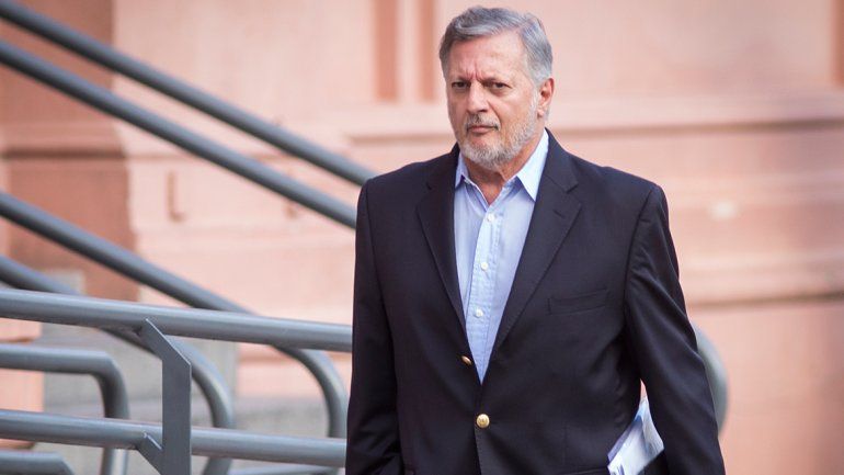 Aranguren pidió a las petroleras congelar los precios de las naftas