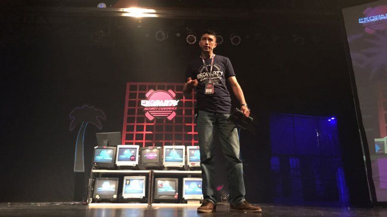Marcelo Romero durante una de las charlas que dio en el evento de hackers más importante de Latinoamérica.
