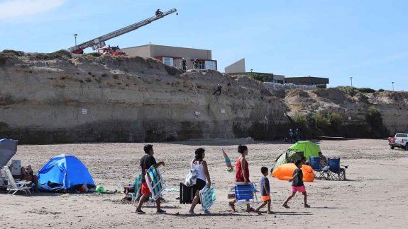 En Las Grutas liman el acantilado por derrumbes