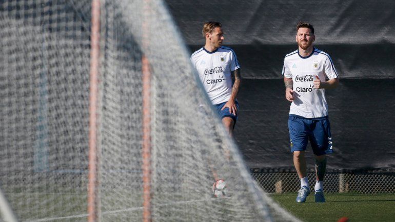 Lionel junto al otro tocado del equipo