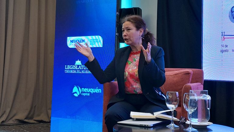 Shila Vilker tiene un magíster en Comunicación y Cultura. En el ciclo Más Debate sostuvo que si bien hay una tendencia a que el candidato oficial se impongan en el balotaje, aún no está claro el comportamiento de los votantes de Juntos por el Cambo ,que definirán la elección. Shila Vilker tiene un magíster en Comunicación y Cultura. En el ciclo Más Debate sostuvo que si bien hay una tendencia a que el candidato oficial se impongan en el balotaje, aún no está claro el comportamiento de los votantes de Juntos por el Cambo ,que definirán la elección.