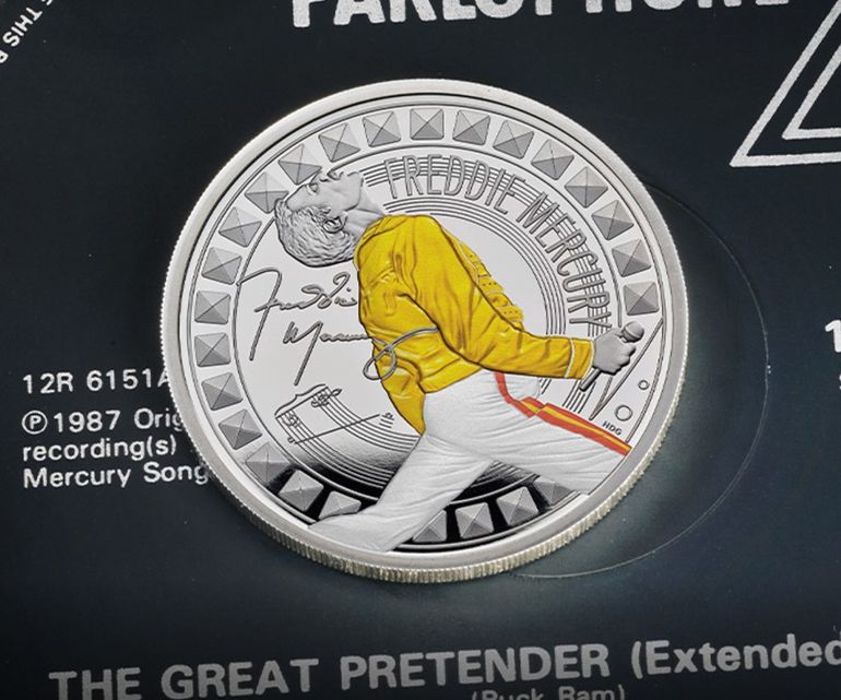 El diseño presenta un retrato de Freddie Mercury acompañado un pentagrama que recorre el borde de la moneda. El diseño presenta un retrato de Freddie Mercury acompañado un pentagrama que recorre el borde de la moneda.