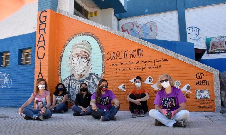 Este es el segundo homenaje al personal de salud que llevó a cabo COMUM. El primero lo emplazaron en octubre del año pasado en uno de los frentes del Centro de Educación Física 1 en la calle Roca .
