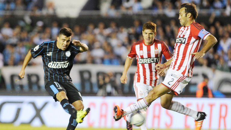 El neuquino Marcos Acuña despacha el terrible derechazo que se clavaría en el ángulo para abrir el marcador.