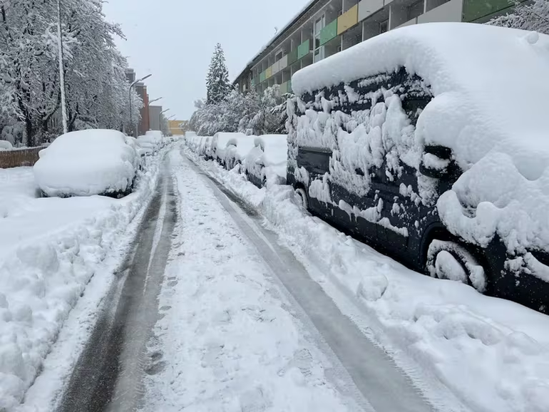 Vehículos estacionados en las calles luego de las fuertes nevadas. Vehículos estacionados en las calles luego de las fuertes nevadas.