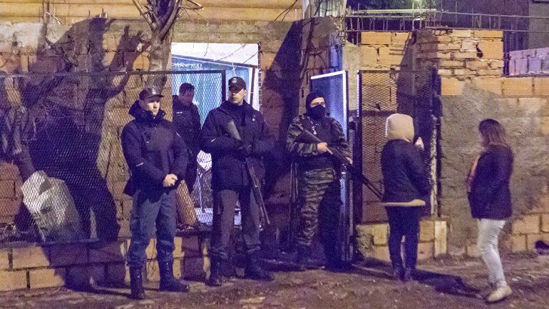 Les cayó la Policía y tiraron la cocaína con los platos sucios