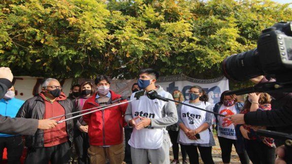 Docentes reclaman que no vuelva una directora sumariada
